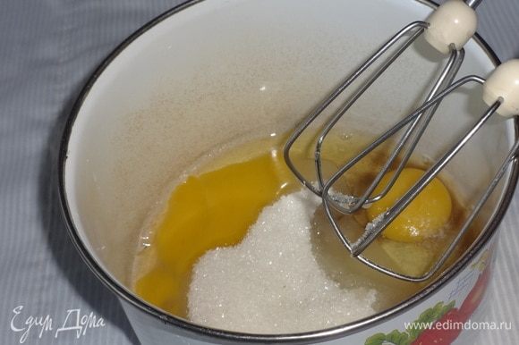В кастрюльку положить яйца, сахар, ванилин, соль.