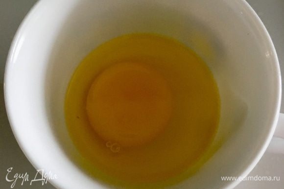 Будем готовить яйцо пашот. Ставим на огонь кастрюлю с водой. В чашечку разбиваем яйцо (на одного человека — одно яйцо). Как только вода закипела, убавляем огонь так, чтобы на поверхности была просто мирно кипящая вода. Добавляем в воду уксус. Делаем венчиком водоворот, в который отправляем яйцо. Через две-три минуты яйцо пашот вылавливаем шумовкой и обсушиваем на бумажном полотенце.