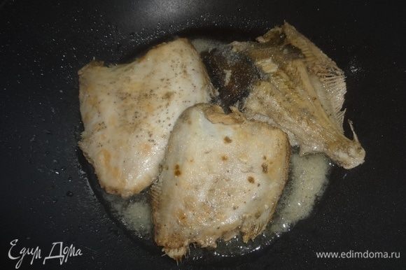 В сковороду налить часть масла и обжарить рыбу по 1 минуте с каждой стороны.