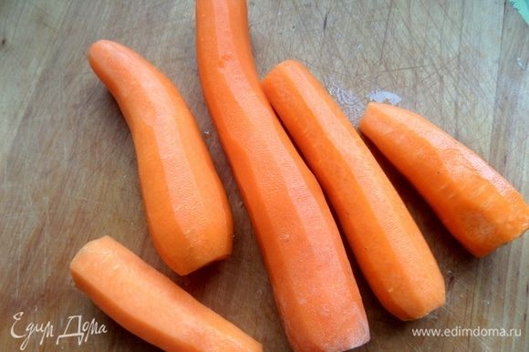 Морковь очистить.
