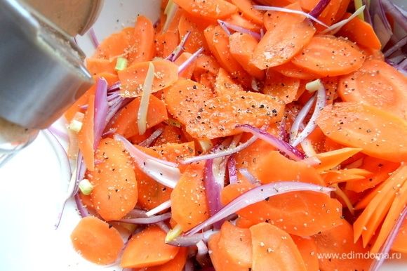 Поперчить, посолить и пусть морковка маринуется.