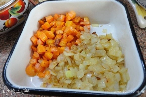 Лук выкладываем к моркови. Такая раздельная готовка овощей — особенность восточной кухни.