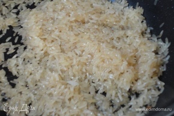 Теперь подошла очередь риса. В этом же сотейнике разогреваем 2 ст. л. растительного масла и обжариваем рис с корицей, гвоздикой и пажитником пару минут (может и меньше). Надо, чтобы рис впитал масло.