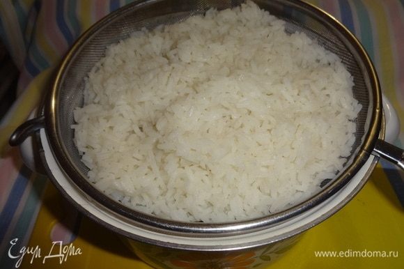 Отваренный рис откинуть на дуршлаг и дать полностью стечь воде.