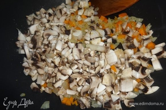 Добавить нарезанные шампиньоны к луку и моркови, перемешать.