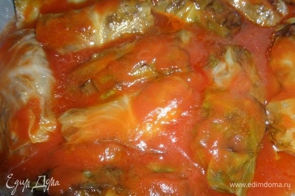 В стакане воды развести томатную пасту, добавить соль, сахар. Вылить томат в сковороду с голубцами. Закрыть крышкой и тушить еще 5–7 минут.