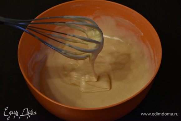Соединить масляно-яичную смесь с мукой. Замесить тесто.