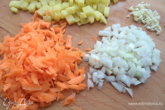 Морковь натереть, лук и чеснок нарезать.