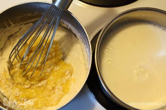В кастрюле смешать сахар, крахмал и муку. Вмешать яйца. Влить горячее молоко постоянно помешивая венчиком.