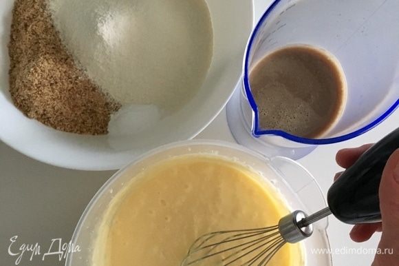 Теперь необходимо к яично-сахарно-масляной массе постепенно в несколько этапов вмешать сухие ингредиенты (муку, соль и разрыхлитель) и жидкие ингредиенты (кофе с молоком). Вмешивать сухие и жидкие ингредиенты поочередно, каждый раз взбивая венчиком до однородного теста.