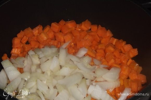 На растительном масле припустить морковь до изменения цвета. Добавить лук и также припустить до изменения цвета.