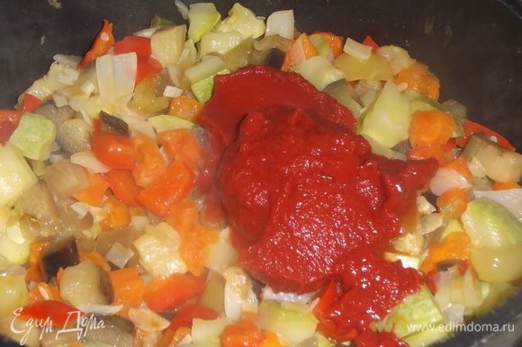 В овощи добавить томатную пасту и сахарный песок.