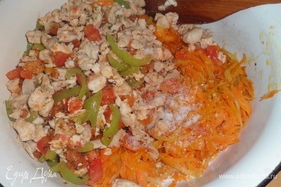 Выложить обжаренную курицу с овощами в миску с морковью и луком, посолить, перемешать.