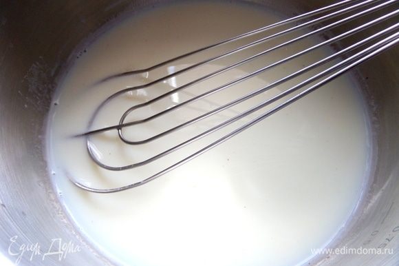 Проверяем растворился ли сахар в молоке.