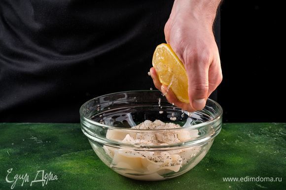 Замариновать в лимонном соке с солью и перцем