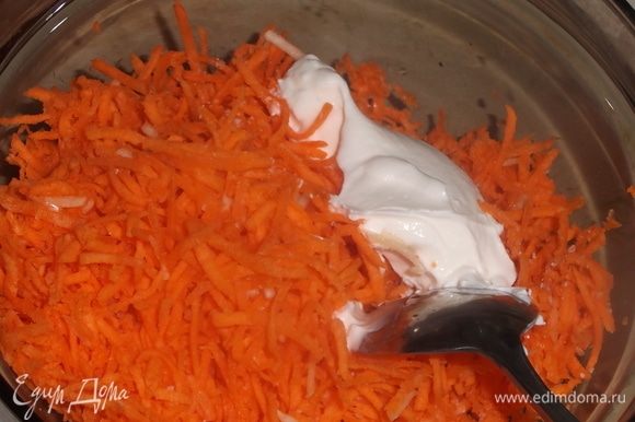 Морковь с чесноком натереть на мелкой терке, посолить, смешать со сметаной.