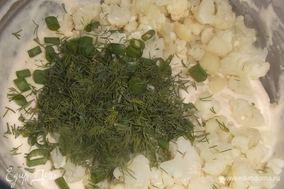 В тесто добавить капусту, зеленый лук и укроп.
