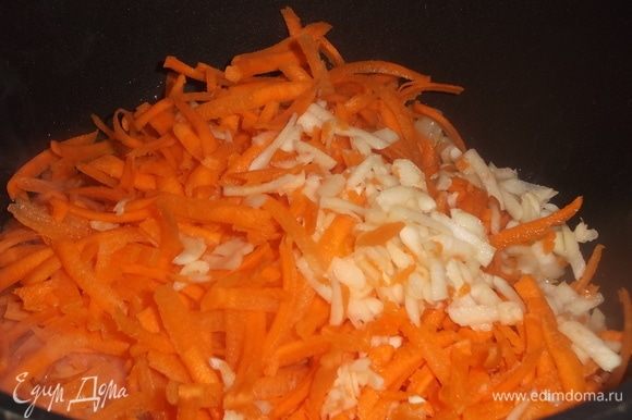 Морковь с чесноком натереть на терке, обжарить в масле на сильном огне до изменения цвета.