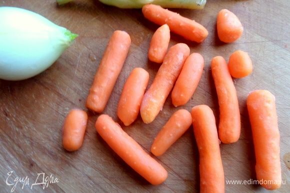 Теперь овощи. Морковь у меня мини, из заморозки, продается в супермаркетах.