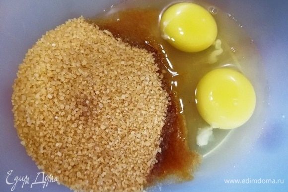 В отдельной миске миксером взбиваем сахар и яйца до растворения сахара.