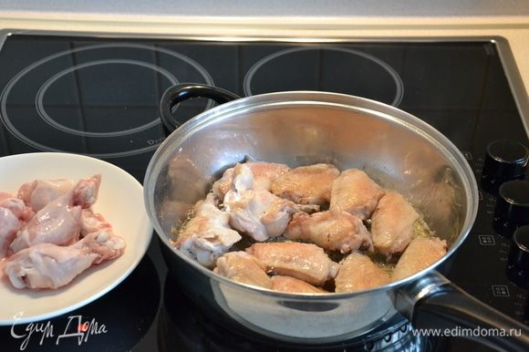 Обжарьте курицу на растительном масле до золотистой корочки и уберите со сковороды.