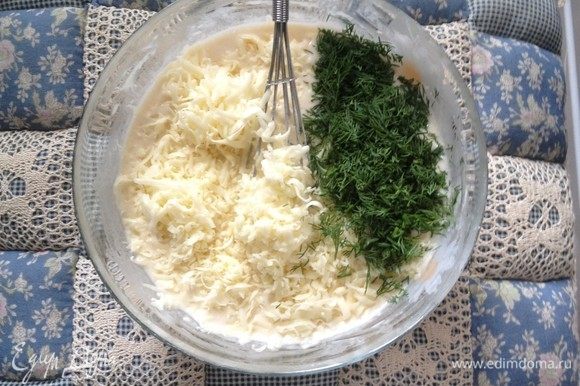 Сыр натереть на мелкой терке, зелень мелко порубить. Добавить сыр и зелень в тесто, перемешать. Тоненькой струйкой влить немного кипятка и перемешать.
