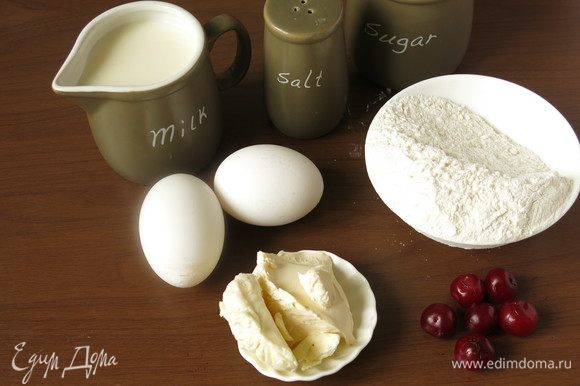Подготовим продукты — молоко, муку, соль, масло сливочное (или 25 г масла, 25 г сметаны). Количество муки условное — 2–2,5 стакана.