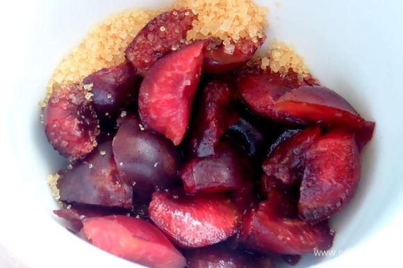 В чашку накрошить ягоду вокруг косточки и немного сахара (это больше для вишни).