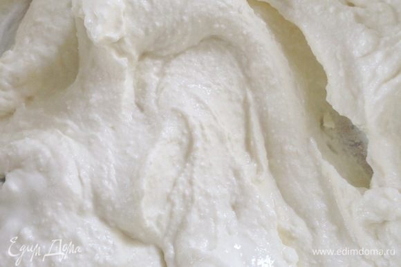 Сырная масса: блендером пробить сыр и йогурт. Добавить подготовленный желатин.