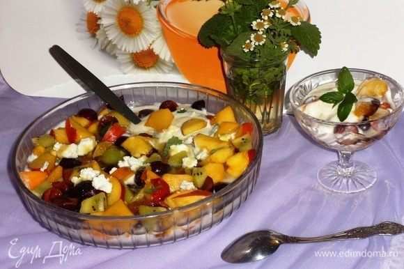 Наш полезный витаминный салат готов! Можно еще украсить его листиками мяты или мелиссы. Выложить в порционные вазочки и наслаждаться свежим вкусом лета.