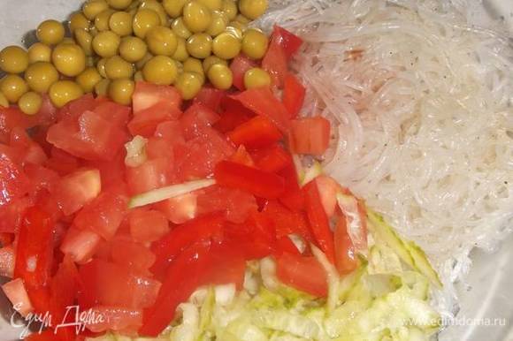 Соединить овощи с лапшой, добавить зеленый горошек. Заправить салат соевым соусом и посыпать рубленой зеленью.