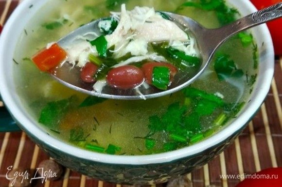 Дать супу покипеть на медленном огне 15 минут, добавить свежей зелени.
