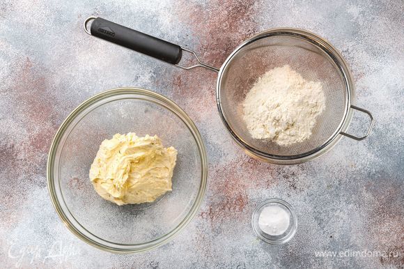 Смешайте пшеничную муку с разрыхлителем и введите в тесто.