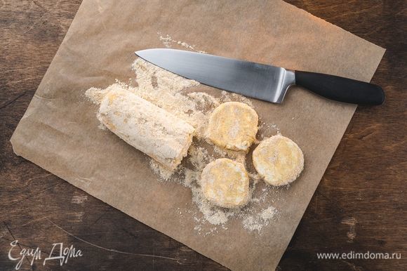 Рабочую поверхность посыпьте оставшейся кедровой мукой. Раскатайте тесто в колбаску диаметром примерно 5 см. Нарежьте ее кружками толщиной 1,5 см. Обваляйте каждый сырник в муке.