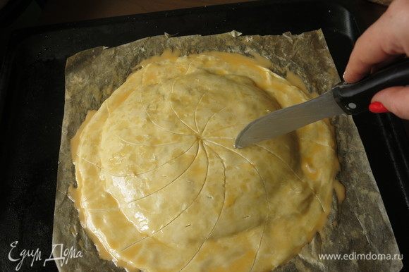 Ставим пирог на холод на 30 минут, смазываем еще, еще раз на холод. Перед выпеканием делаем рисунки тупой стороной ножа, и отверстия кончиком ножа.