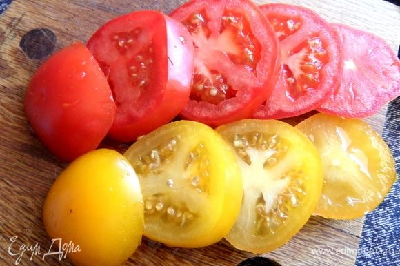 Берем средние помидоры, можно двух-трех цветов для разнообразия. Делим на основу — шайбочки.