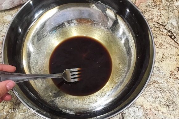 Подготовить маринад: соевый соус, мед, горчицу и томатную пасту смешать в глубокой миске.