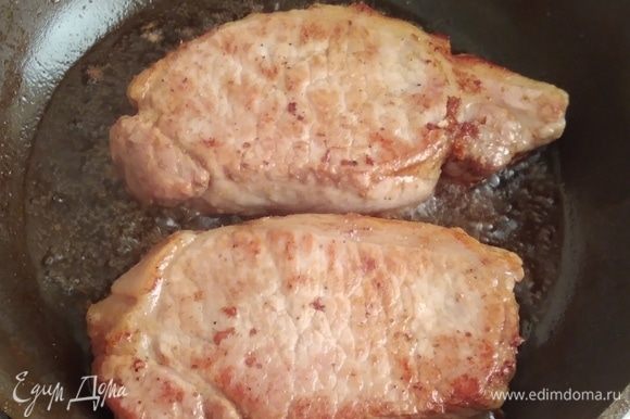 Духовку разогреть до 220°C. На сковородку налить масло и обжарить куски мяса с обеих сторон до румяной корочки.