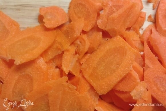 Готовим салатную начинку. Морковь нужно натереть на терке полосками.