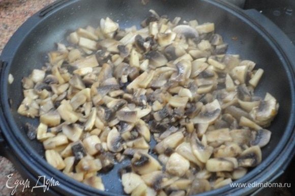 В эту же сковороду добавляем еще 2 ст. ложки растительного масла и обжариваем грибы.