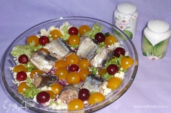 Полить салат заправкой и сразу же подать к столу. Порционно каждый выкладывает себе на тарелку пару кусочков рыбы и щедрую порцию овощного салата. Всем приятного аппетита!