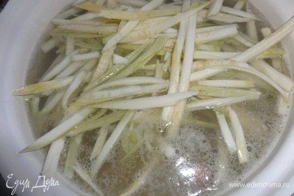 Добавить кабачковую лапшу в суп и варить до готовности кабачка, примерно 8–10 мин.