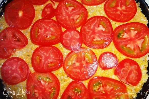 Помидоры вымыть, обсушить, нарезать тонкими кольцами. Уложить кольца помидоров на запеканку. Поставить запеканку в духовку, разогретую до 180°C, и выпекать в течение 35–40 мин.