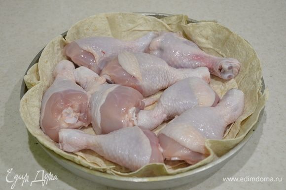 Разложить куриные голени.