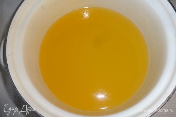 Апельсиновый сок процедить через дуршлаг с марлей. В остывший фруктовый отвар влить апельсиновый сок, перемешать. Поставить в холодильник для охлаждения.