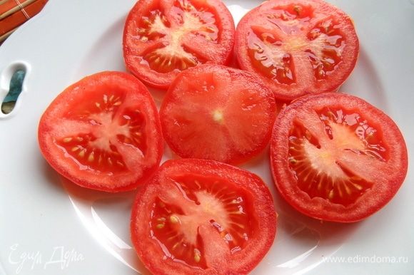 Сборка салата: выложить помидор ровным слоем на плоскую тарелку.