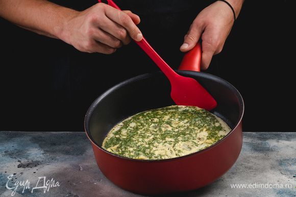 Антипригарную сковороду смажьте тонким слоем оливкового масла, приготовьте несколько омлетов.