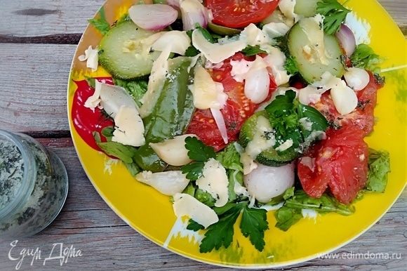 Кушать такой салат вкуснее теплым, посыпав свежей зеленью петрушки и укропа.