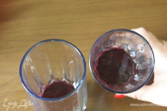 Наливаем в стакан 2–3 ложки сока ягод.