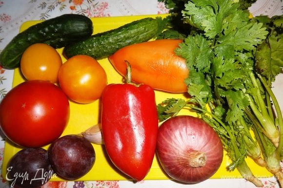 Подготовить необходимые овощи, фрукты и зелень для приготовления салата.